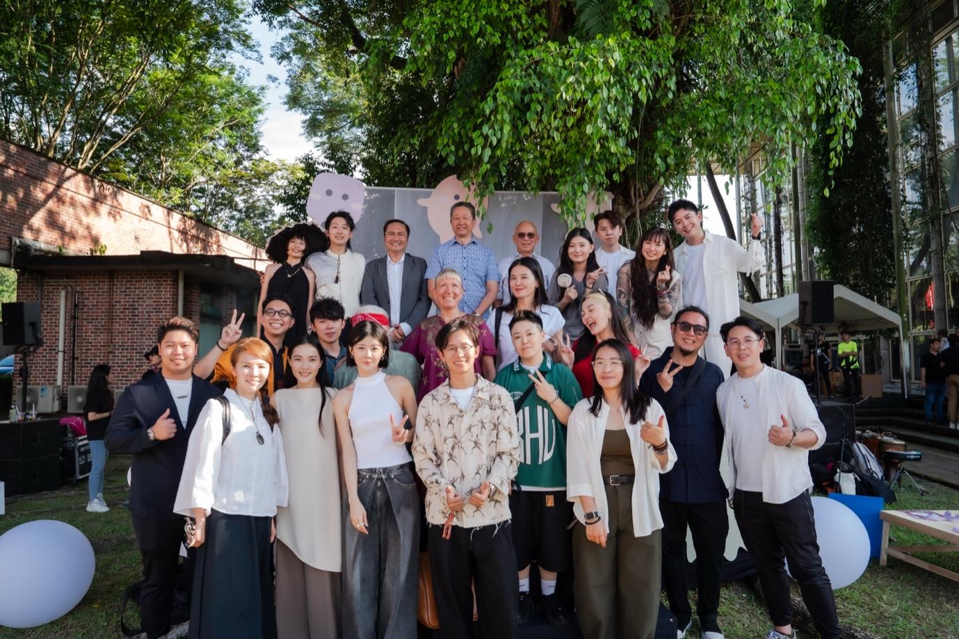 A group of people posing for a photo

AI-generated content may be incorrect.